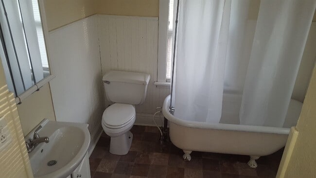 Building Photo - 1122 Wellington St