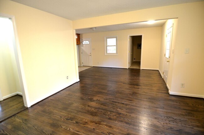 Foto del edificio - Updated 3 BD / 2.5 BA House on 1 Acre in Hillsborough!