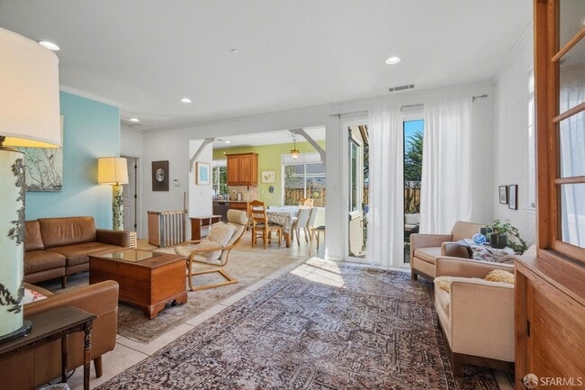 Building Photo - 820 Almar Ave