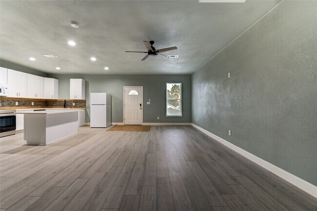 Foto del edificio - 4323 Continental Dr