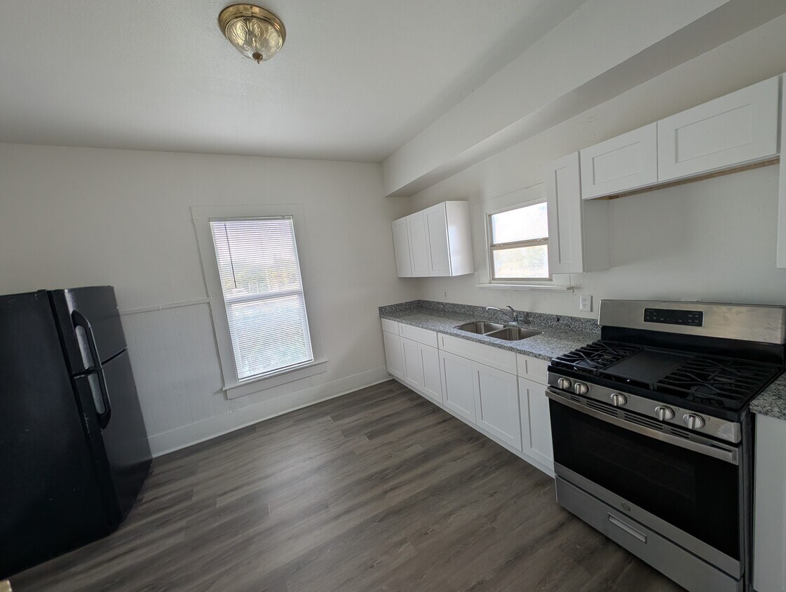 Photo - 403 Cowling St-3