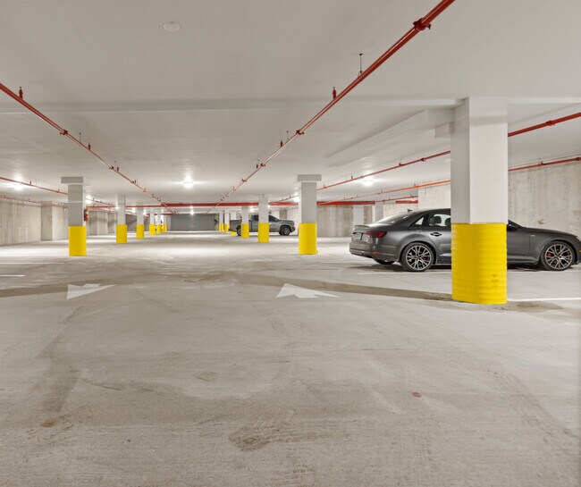 Estacionamiento cubierto - The Residences at Quarry Walk
