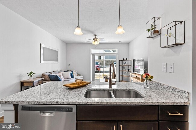 Foto del edificio - 3040 Larkwood Cir
