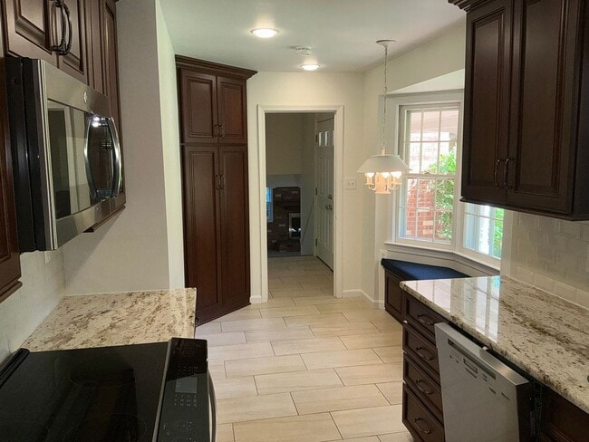 Building Photo - Very well maintained 4BR 2.5BA 4-level split 2 car attached garage and fully fenced yard