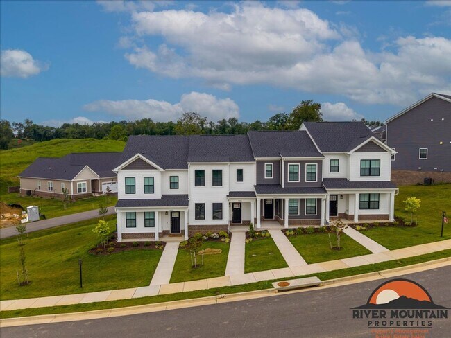 Foto del edificio - Well-Located Townhome with Private Off-Street Parking