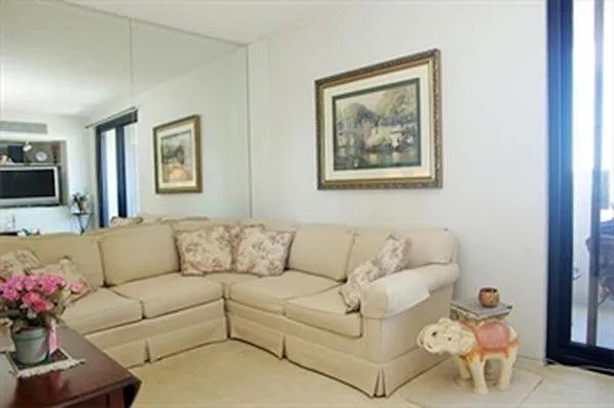 Foto principal - 85 E India Row