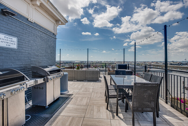 Rooftop deck grilling area - Highview and Castle Manor