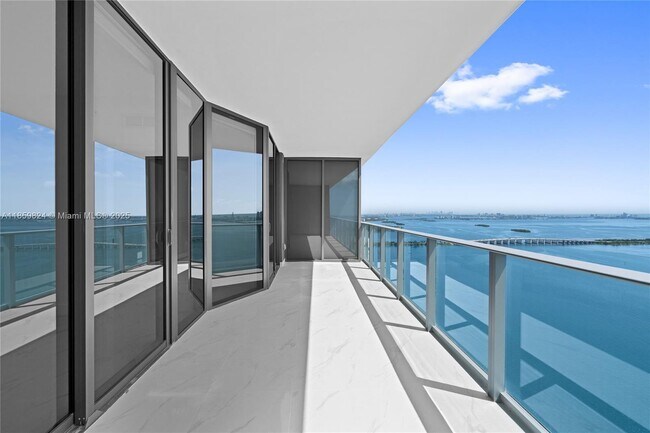 Foto del edificio - 700 NE 24th St