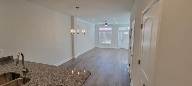 Building Photo - 812 Moen Pl