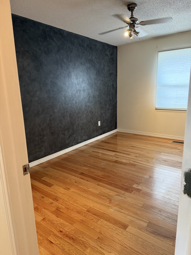 Building Photo - 816 E 16 St