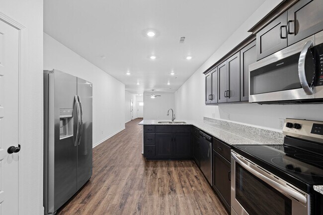 Building Photo - $995 MOVE IN SPECIAL-Spacious 3-Bedroom Ho...
