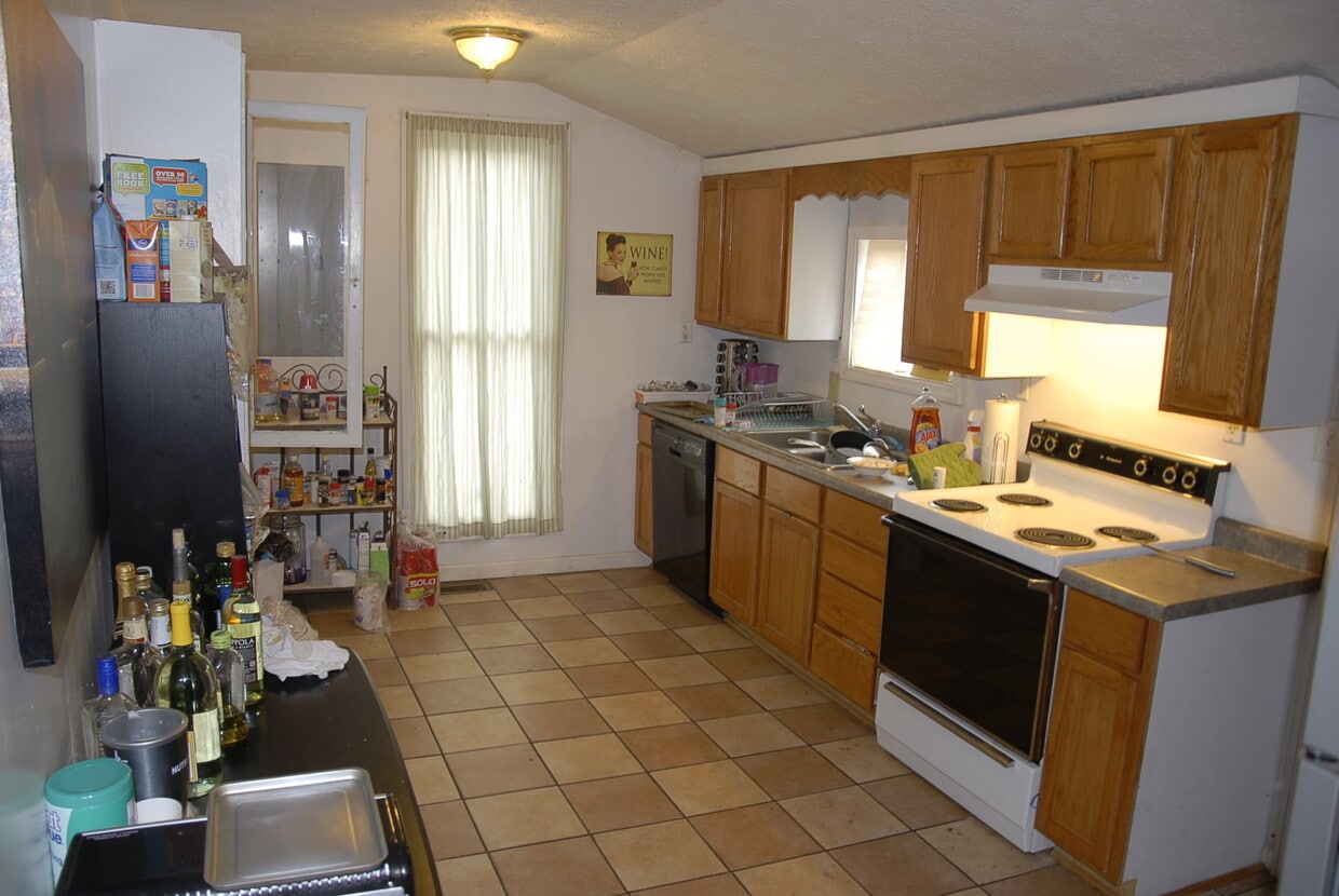 Primary Photo - 418 E 9th St