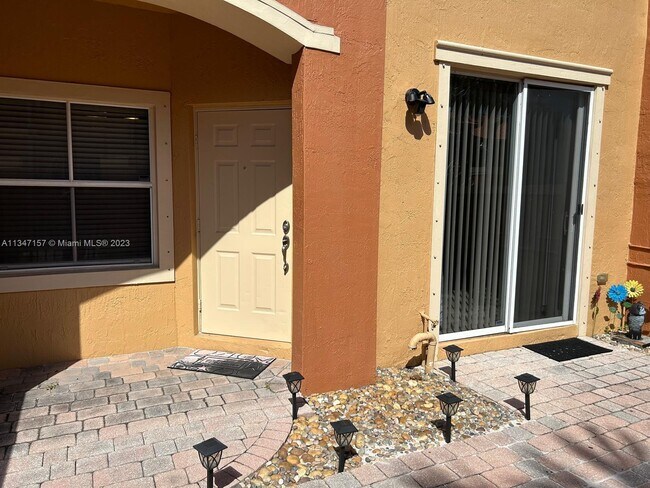 Foto del edificio - 2310 Coral Reef Ct