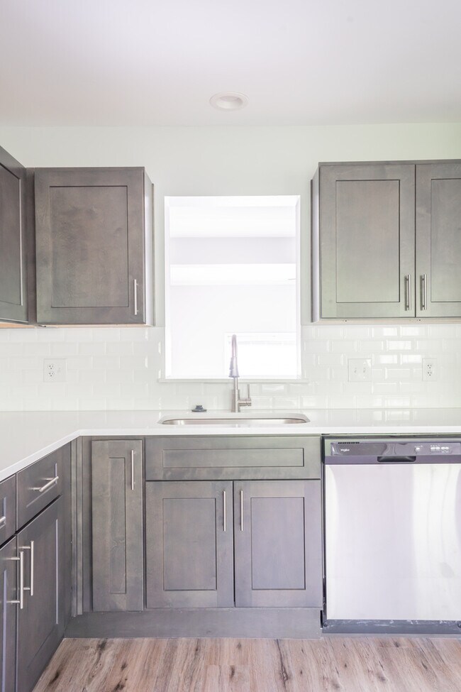 Building Photo - Spacious & Upgraded Luxury Home