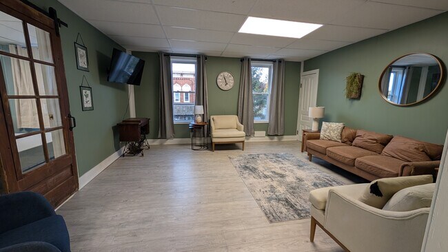 Sala de estar amueblada - 113 N Main St