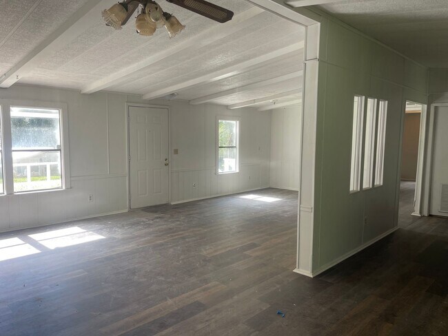 Building Photo - Newly renovated 3 bed 2 bath home off Maha...