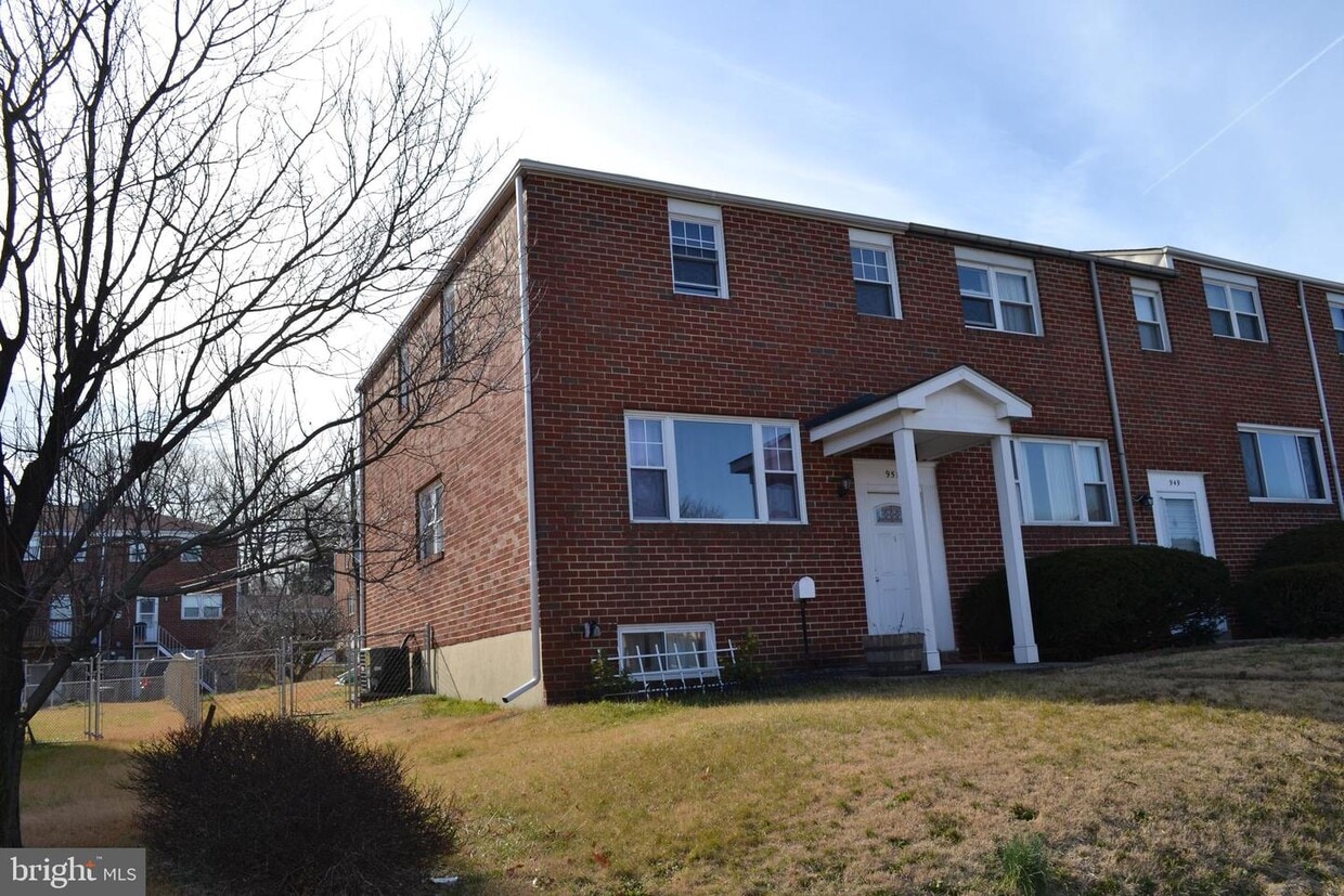 951 Regina Dr, Halethorpe, MD 21227 Townhome Rentals in Halethorpe MD