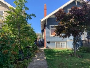 Building Photo - 2427 NE 9th Ave