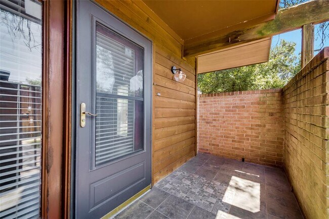 Building Photo - 2301 Basil Dr