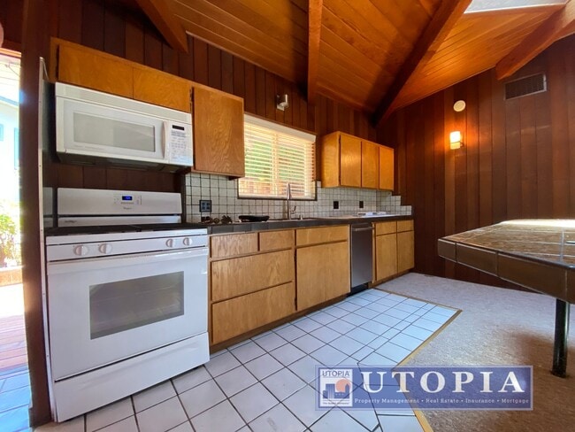 Building Photo - 215 Blackpoint Ln