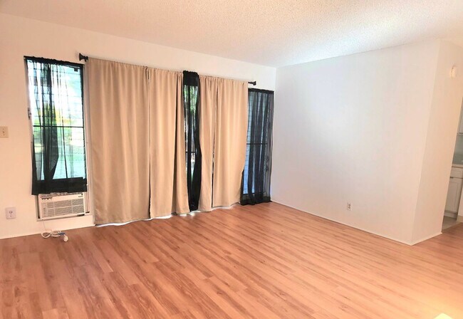 Building Photo - Chateau Newtown Townhome - Ground Floor Unit