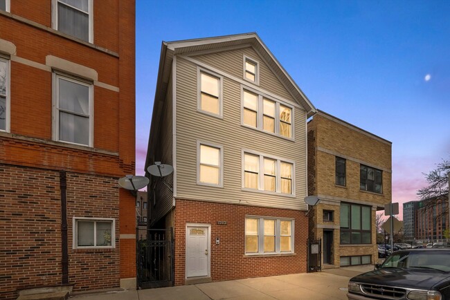 Building Photo - 1202 W Huron St