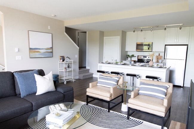 Photo du bâtiment - North & South Village Suites Apartments
