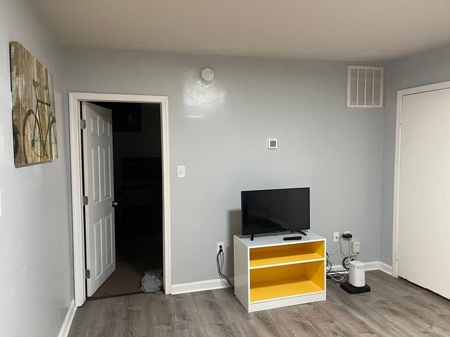 Building Photo - Spacious 1 Bedroom & den, 1 bath in Brandy...