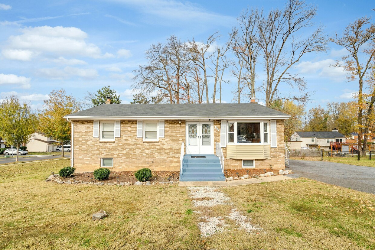 Front View - 900 E Tantallon Dr (Fort Washington, MD)