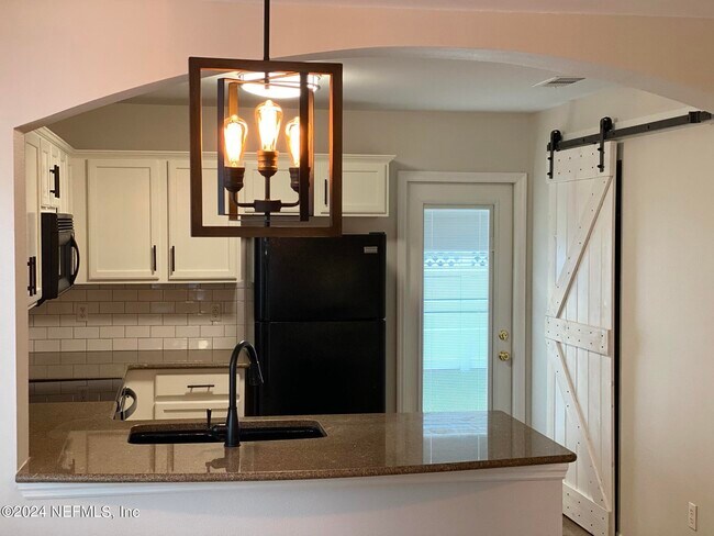 Foto del edificio - 325 Redwood Ln