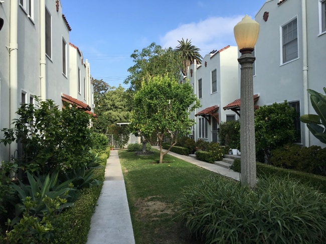 Foto del edificio - 1834 Normandie Ave