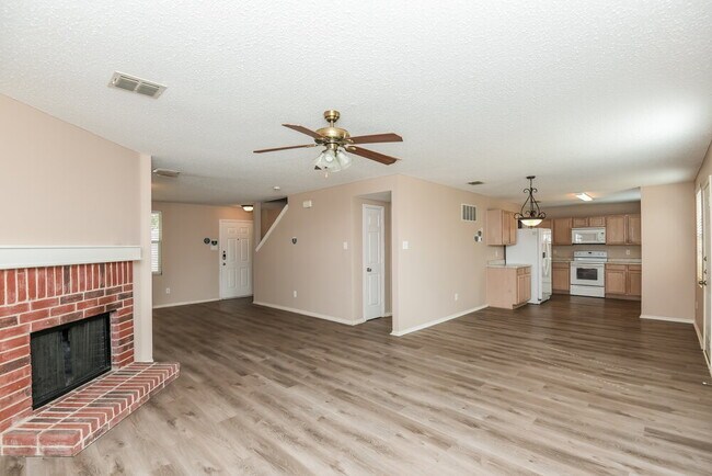 Foto del edificio - 16552 Jasmine Springs Dr