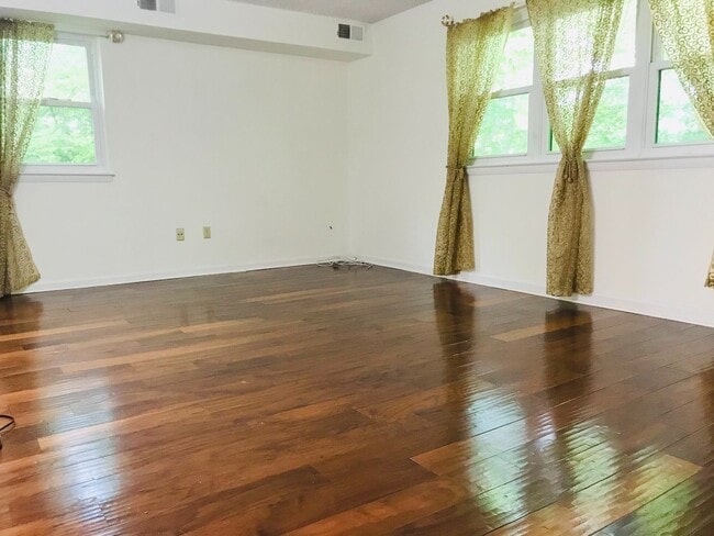 Building Photo - Beautiful 3-Bed/2.5-Bath Townhome in Aston...
