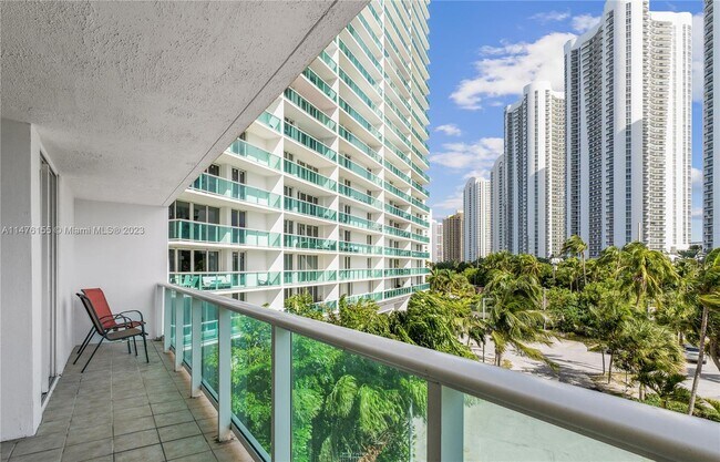 Foto del edificio - 100 Bayview Dr
