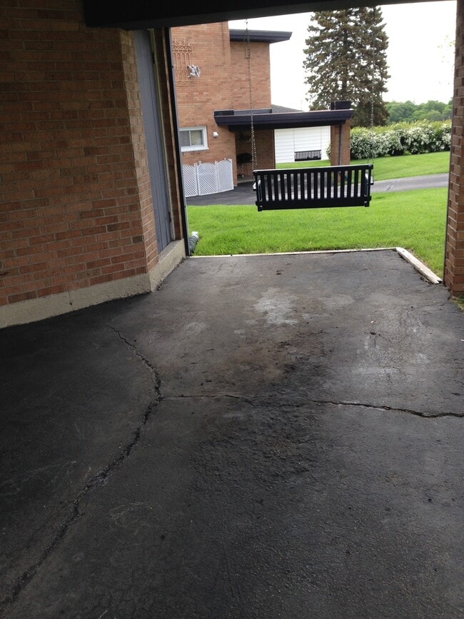 Building Photo - 889 Mount Loretta Ave