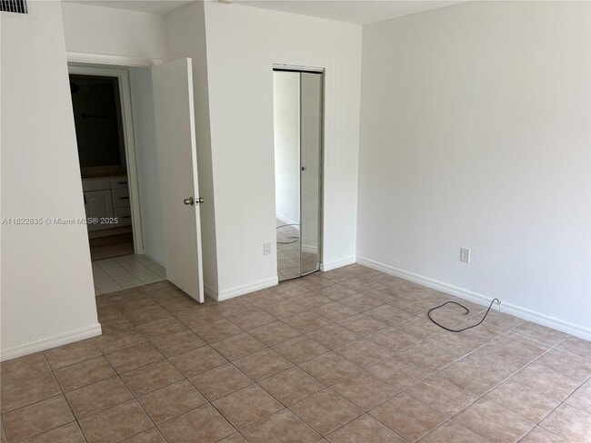 Building Photo - 10790 N Kendall Dr
