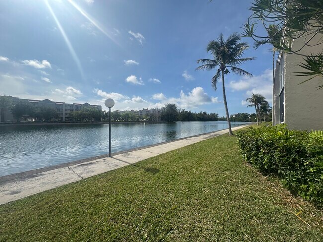 Lago - 21121 SW 85th Ave
