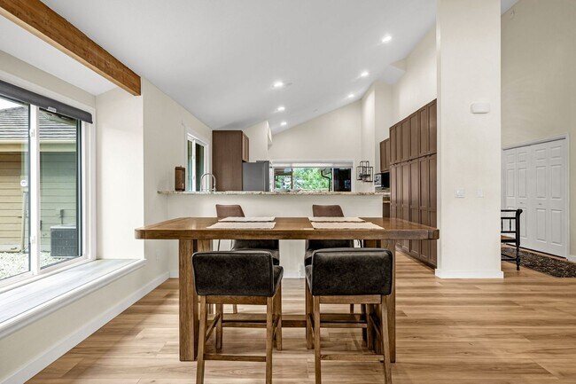 Foto del edificio - Fully Furnished Executive Townhome in Kiss...