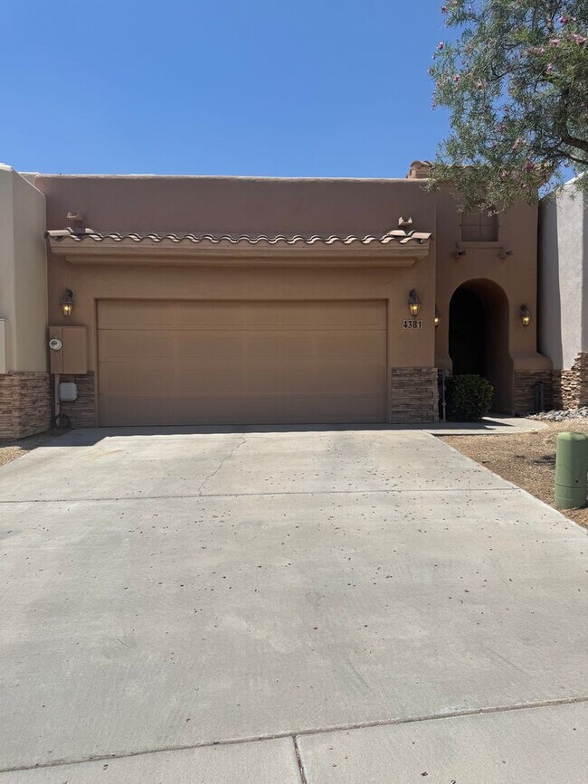 Foto del edificio - Nice townhome in Gated community