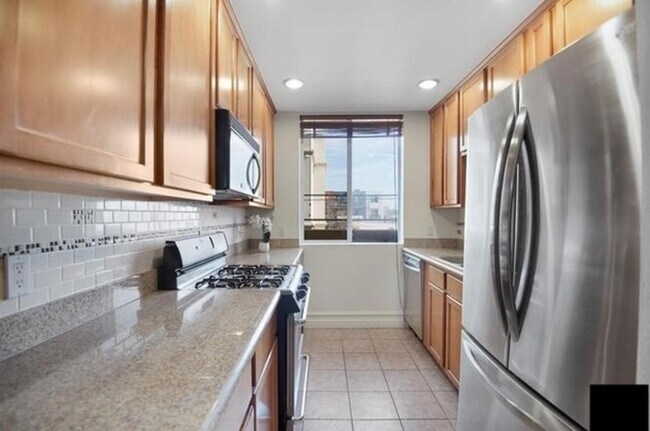 Building Photo - 850 N Hudson Ave