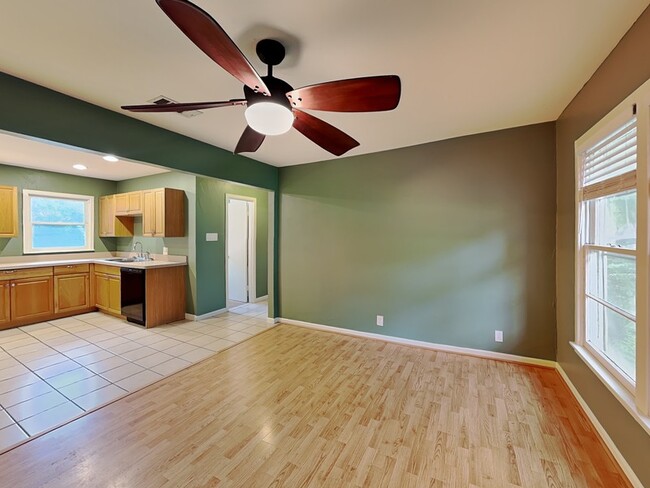 Building Photo - 412 Harrison Ln