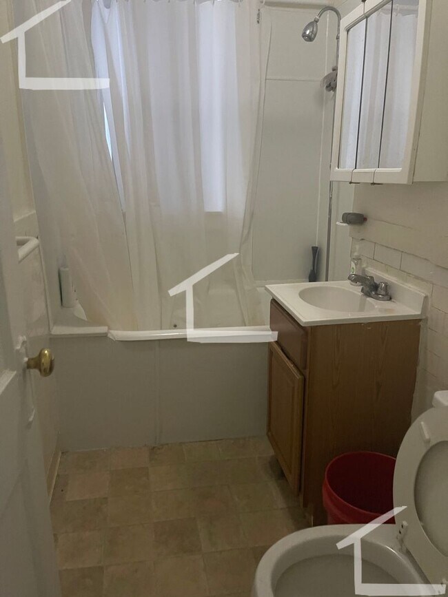 Building Photo - Fenway 2 bed split, Large Bedrooms, Quiet ...