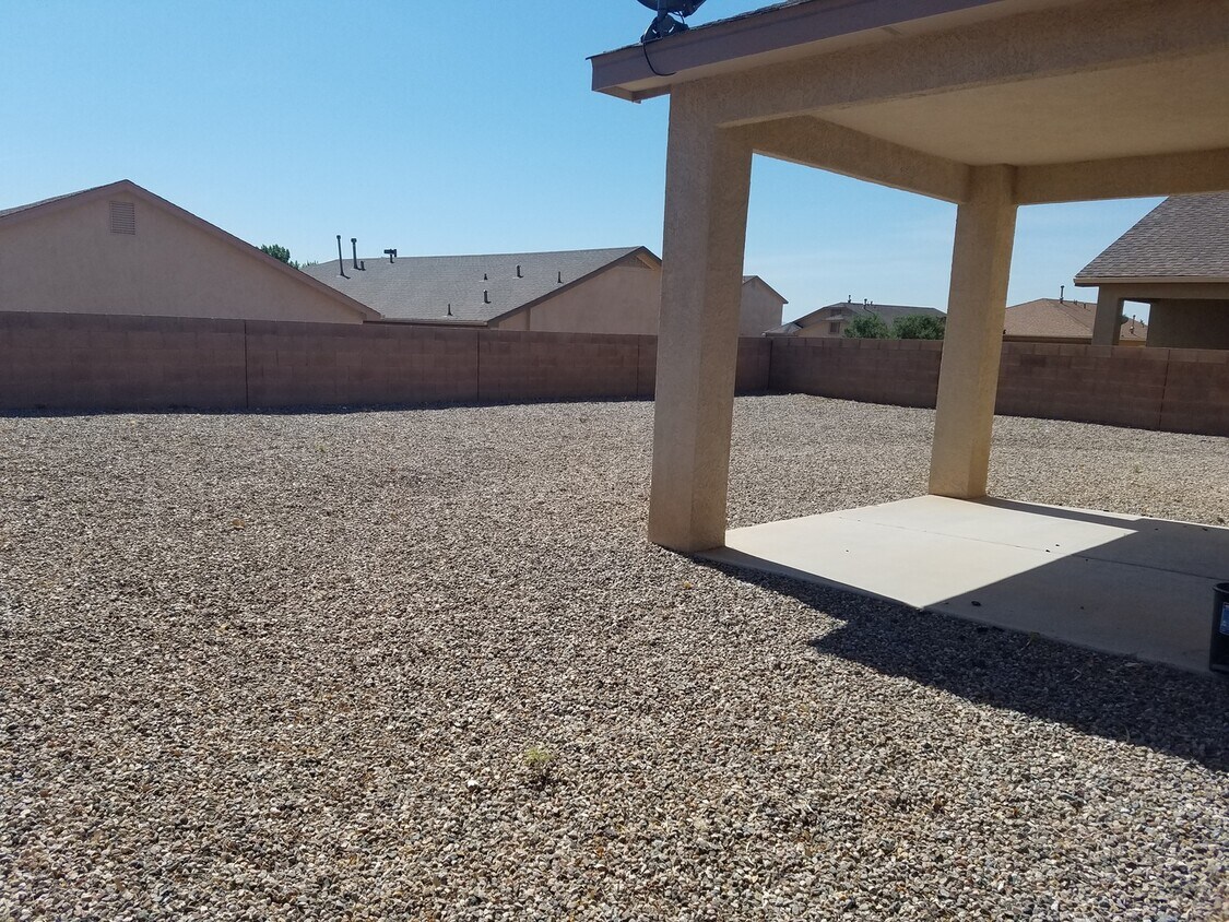 Foto del edificio - 3 bed 2 bath 2300 sq ft home-New Carpet