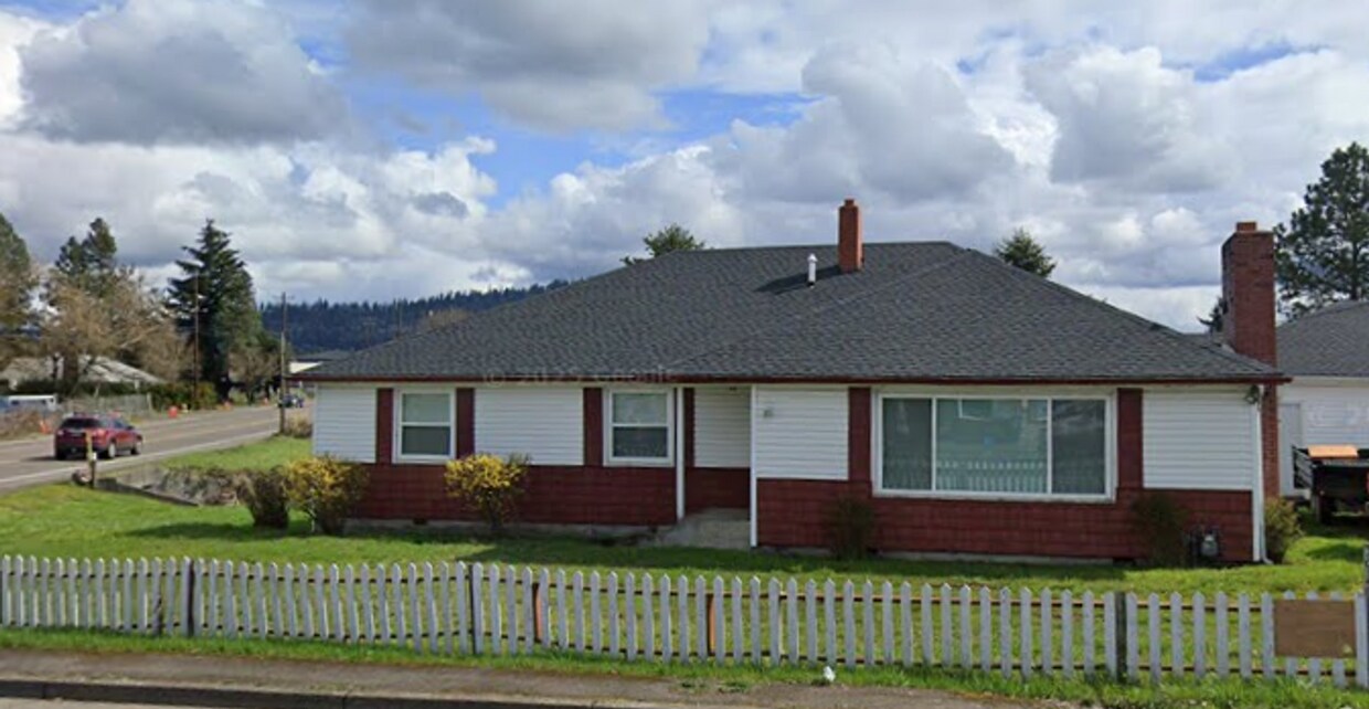 Foto principal - Large 4 Bedroom 2 Bath 1 Story Home with L...