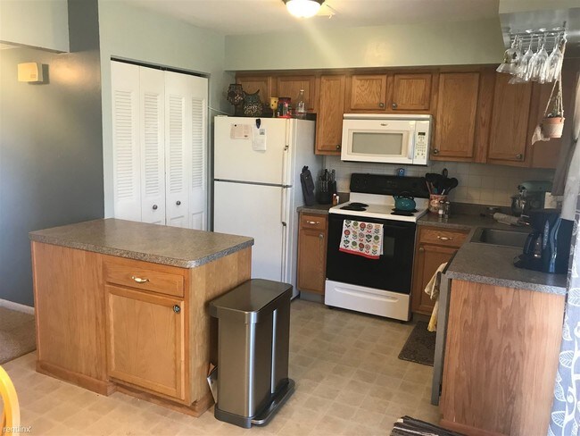 Building Photo - 2 br, 1.5 bath Condo - 8 Elwood Ct