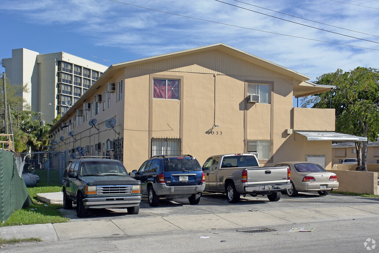4021 - 4033 NW 11.º ¡St - 4021-4033 NW 11th St