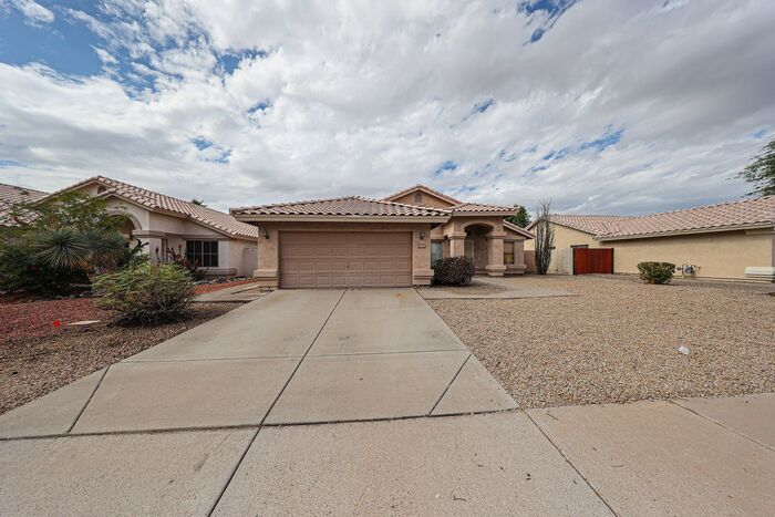 $500.00 CREDIT - MOVE IN SPECIALS!! Lovely... - MOVE IN SPECIALS!! Lovely 4-bedroom, 2-bat...