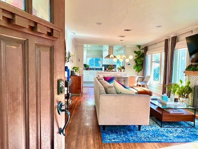 Living Room - 1202 N Poinsettia Plz