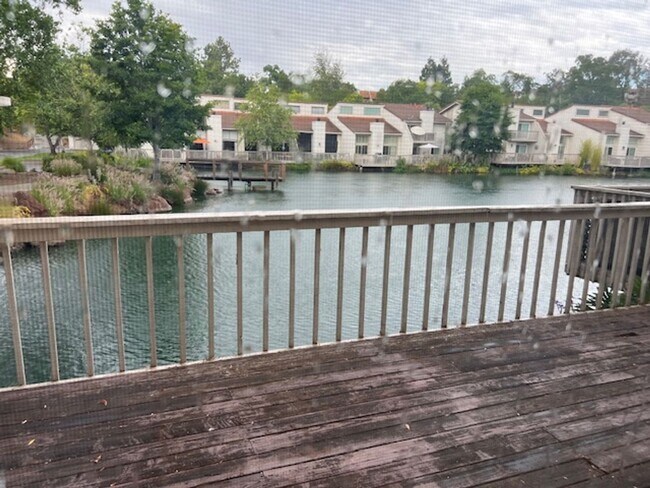 Foto del edificio - Rinconada Hills-2 bedroom, 2 story Townhome with lake side views.
