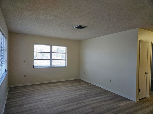 Foto del edificio - 360 137th Ave Cir